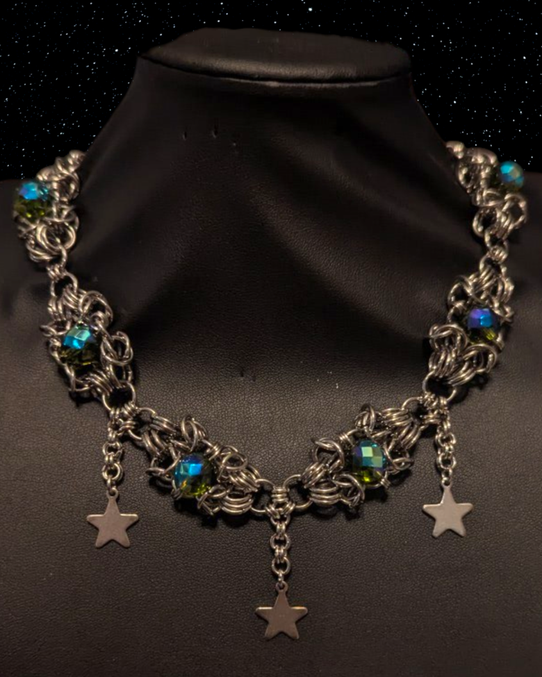 GREEN BEADED STARS CHAINMAIL NECKLACE